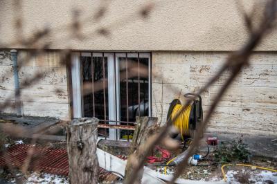 Stuttgart-Obertuerkheim: Wasserrorbruch flutet Keller der Kirchgemeine und setzt Strasse unter Wasser